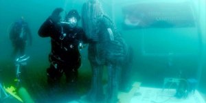 Denizin altında 30 saat 20 dakika