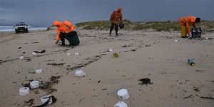 Gemiden düşen konteynerlerdeki malzeme sahillere vuruyor