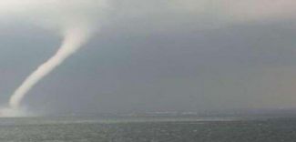 Tuzla'daki dev hortum tekneleri batırdı