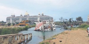 Manavgat ırmağında tur teknesi yan yattı