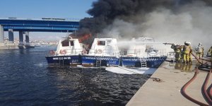 Haliç'te deniz taksiler alev alev yandı