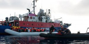 450 göçmenin Sicilya'ya yanaşmasına izin çıktı