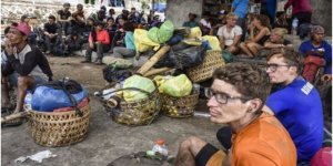 Endonezya'da yüzlerce turist mahsur kaldı