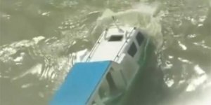 Dev dalgalar, turist teknesini yuttu