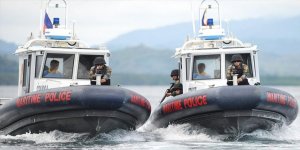 Endonezya tutuklu Filipinli kaptanları iade etti