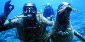 Mustafa Koç heykeli, dalış tutkunlarının akınına uğradı