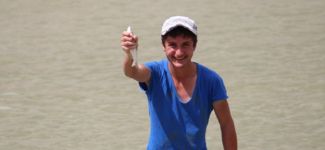 Kanalda elleriyle balık yakalıyorlar