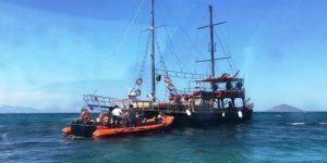 Turist dolu tur teknesi karaya oturdu