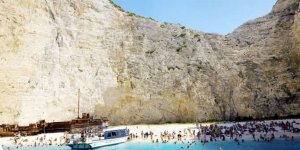Navagio Plajı'na falezden kaya düştü: 7 turist yaralı