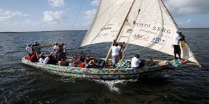 Kenyalıların plastik teknesi denizle buluştu