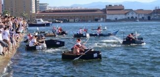 İzmir Körfezi'nde kağıttan tekne şöleni