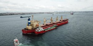 Ahırkapı'da gemiden taşan yakıt denize aktı