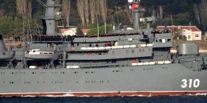 Rus savaş gemisi, güvertesi asker dolu şekilde geçti