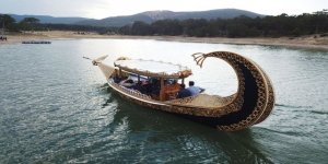 Bozkırın ortasında turizm için tekne inşa ediyor