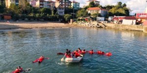 Öğrencilere 'Denizde canlı kalabilme eğitimi'