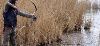 Okla balık avlıyor