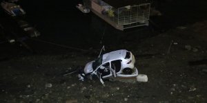 Otomobil marinadaki teknenin üstüne düştü