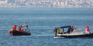 Kadıköy açıklarında bir tekne kayalıklara çarptı