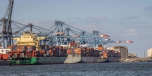 İskenderiye limanı fırtına nedeniyle kapatıldı