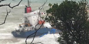 Şile'de karaya oturan gemi kurtarılmayı bekliyor