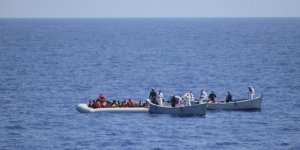 Akdeniz'de Kurtarılan 900'den Fazla Göçmen, Avrupa'dan Limanlarını Açması İçin Denizde Bekliyor