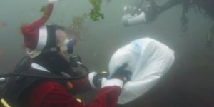 Noel Baba, denizde plastik topladı