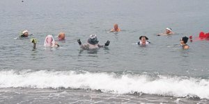 Yerleşik yabancılar iyilik için yüzdü