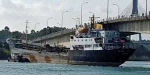 Akaryakıt tankeri köprüye çarptı