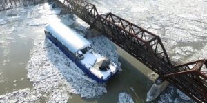 Buz kütleleri nehirdeki tekneleri sürükledi