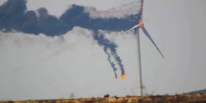 Hatay'da rüzgar türbini alev alev yandı