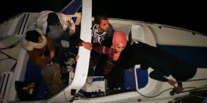 Sürüklenen teknedeki kaçaklar kurtarıldı