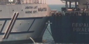 Malezya açıklarında 2 gemi çatıştı