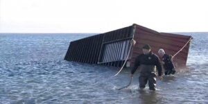 Yolcu teknesiyle yük gemisi çarpıştı: 15 yaralı