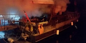 Barınakta demirli tekne alev alev yandı