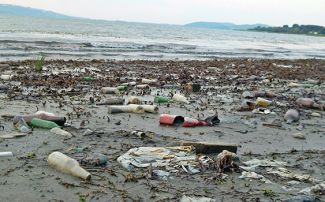 Göl kurudu, çöpler ortaya çıktı