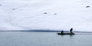 Buzlar çözülünce balık avı başladı