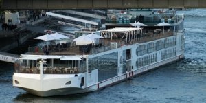 Yolcu gemisiyle tanker çarpıştı