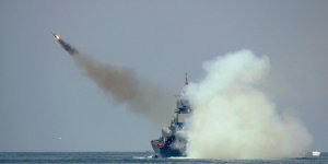 Rus gemileri Karadeniz’de füzeleri ateşledi
