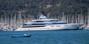 Tango yakıt ikmali için Fethiye’ye demirledi