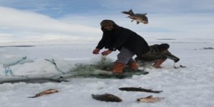 Çıldır'daki balıkçılar buzların erimesini bekliyor