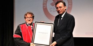 Coşkun Aral'a fahri doktora unvanı