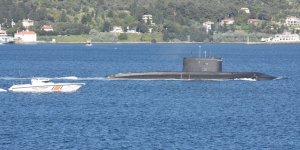 Rus denizaltısı ve kurtarma gemisi Boğaz'dan geçti