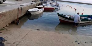 Fırtına limandaki tekneleri batırdı