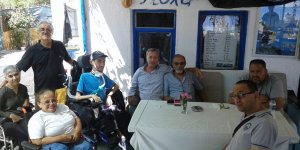 Foça'da engellilerin deniz keyfi