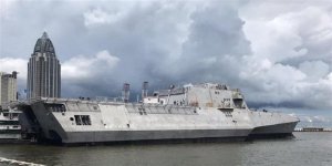 ABD Donanması yeni gemisi USS Oakland suya indi
