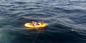 Şişme botta 5 saat ölüm korkusu yaşadılar