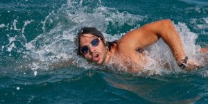 Türk yüzücü "Denizin Everesti"ni aşmayı başardı