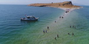 Çarpanak Adası’na yürüyerek gittiler