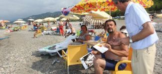 Karadeniz’de ilk plaj kütüphanesi açıldı