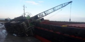 Limanda yükleme yapan vinç devrildi